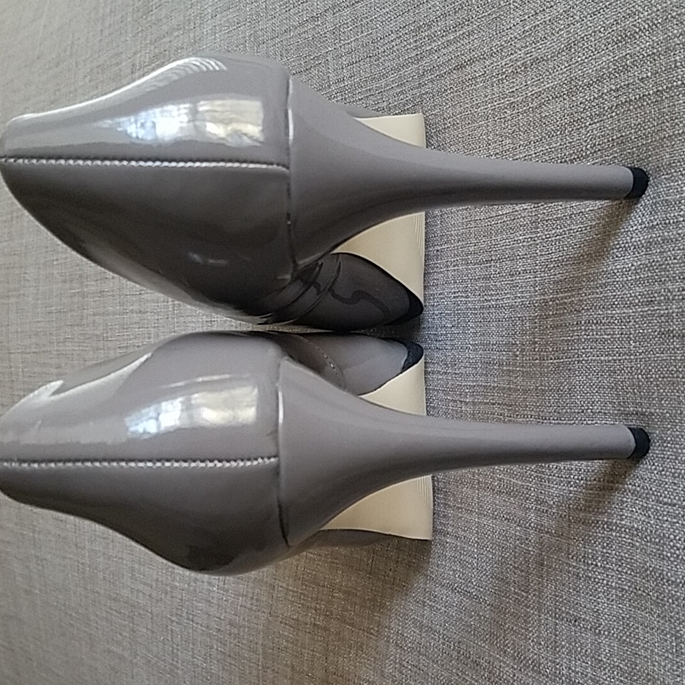 City Streets Gray Patent Heels - Picture 4 of 10
